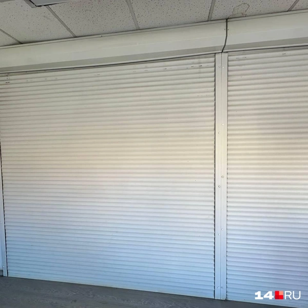 За дверцами, предположительно, магазин с едой | Источник: Илья Константинов / 14.RU