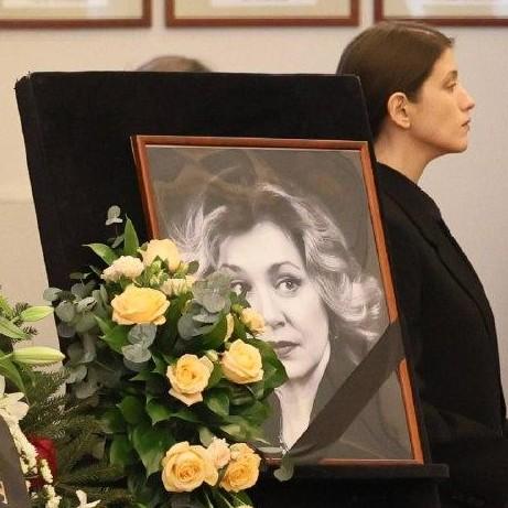 Сдержанная скорбь и поддержка бывшего мужа: Анна Чиповская проводила маму в последний путь