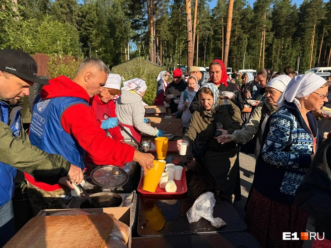 На финише паломники выстроились в очереди за бесплатной едой | Источник: Дарья Костомина / E1.RU