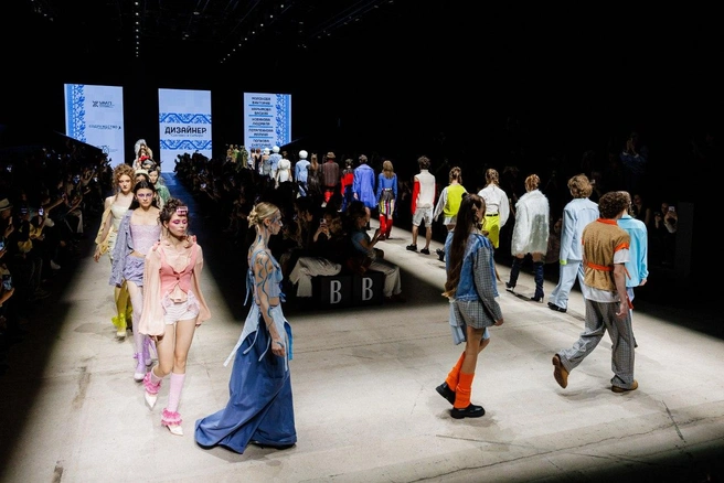 Новосибирская команда дизайнеров показала свои модели в Манеже&nbsp;— на самой престижной площадке Московской недели моды | Источник: Артём Милосердов