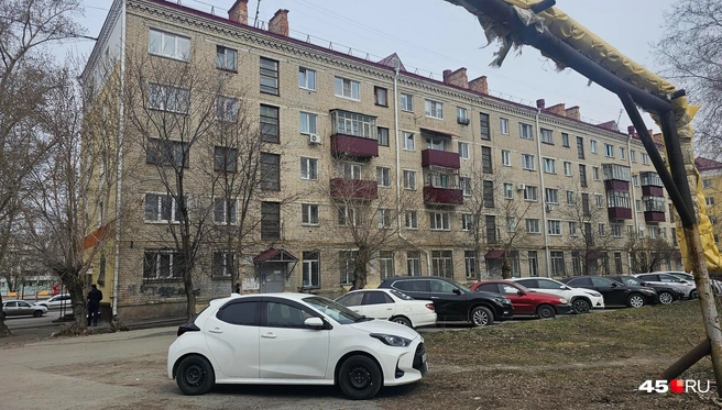 Двор возле дома Коли Мяготина, 70 оказался в КРТ | Источник: Дарья Никитченко / 45.RU