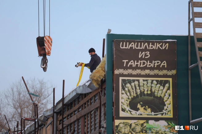 Кафе разбирают уже не впервые. Но на этот раз, кажется, окончательно | Источник: Владислав Лоншаков / E1.RU