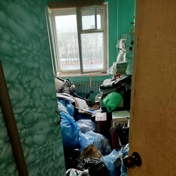 В соседней комнате мусор мешал открыть дверь | Источник: «Аврора-Клининг»