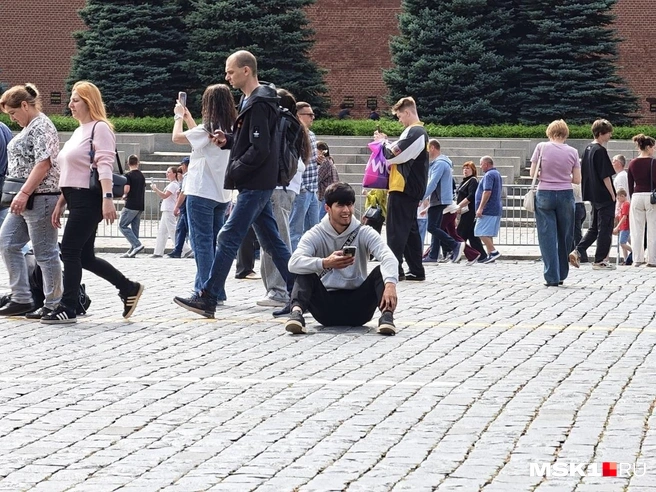 Туристы напротив мавзолея Ленина | Источник: Дмитрий Бондарев / MSK1.RU