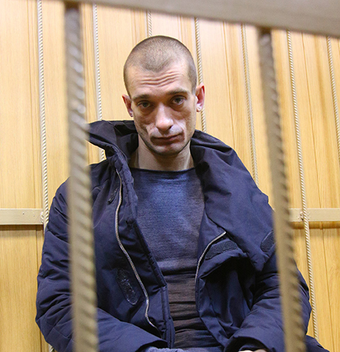 Издевался, бил ногами и лишил пальца: соратница художника Петра Павленского о перенесенном насилии