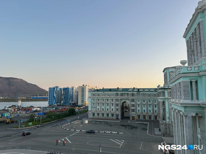 Час ночи — полярный день в Норильске | Источник: Алексей Тайганавт / NGS24.RU