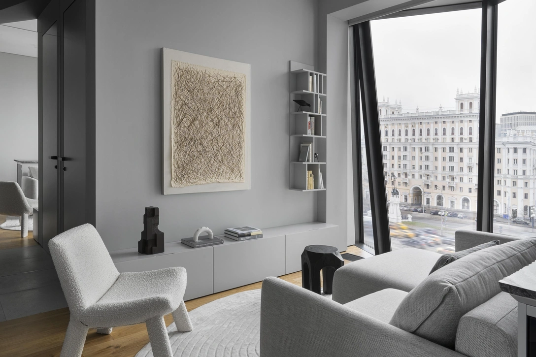 Диван, Mononova. Кресло, Annki studio. Картина, Анастасия Дурбажаева. Скульптура, Ethnicraft, «Предметы». Подсвечник, Aspectstore. Ковер, KulturaKovrov. Столик, Ferm living, L’Appartement. Птички на стеллаже, Normann Copenhagen, L’Appartement. | Источник: Ольга Мелекесцева. Стиль: Yes We May