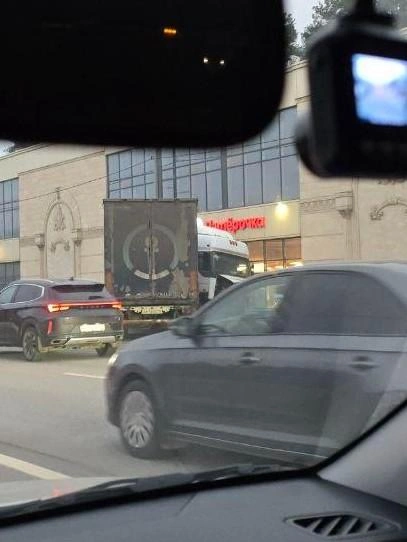 Спустя три часа после ДТП на трассе начала собираться пробка | Источник: читатель Voronezh1