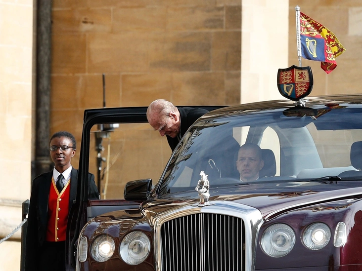 Принц Филипп прибывает на свадьбу своей внучки принцессы Евгении и Джека Бруксбэнка в часовне Святого Георгия в Виндзорском замке, 12 октября 2018