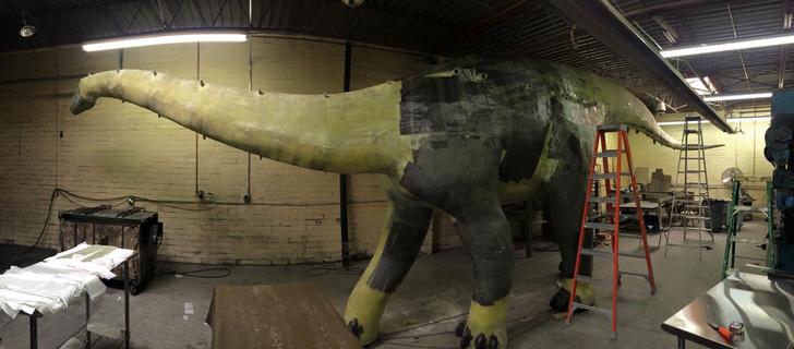 Отец своими руками построил детям 14-метрового динозавра — детскую площадку (фото и видео)