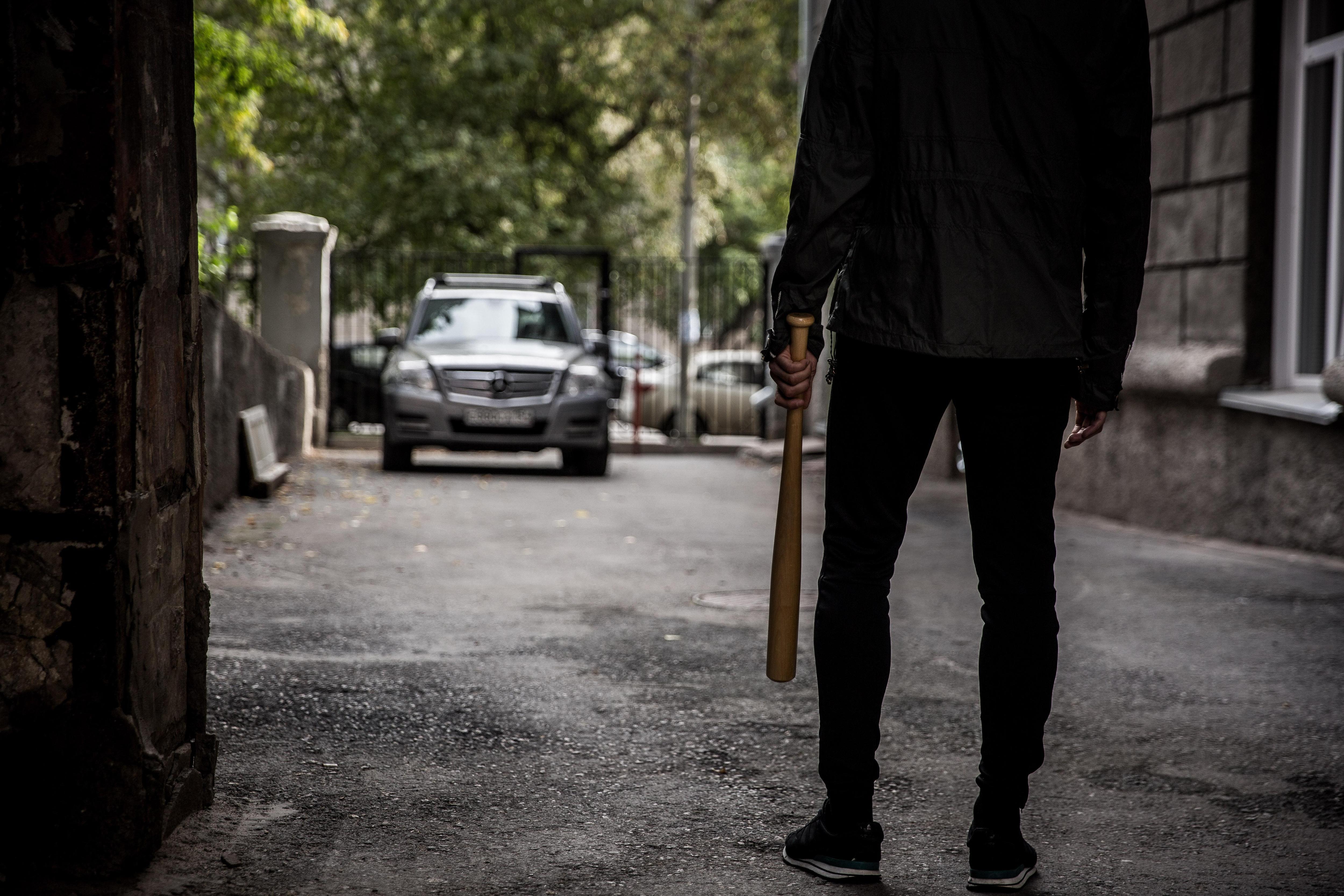 «Крутил ножом перед детьми»: в Зауралье мужчина избил обидчика своего ребенка битой и получил срок