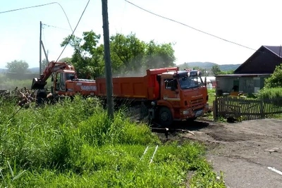 Добровольцы сносят аварийные дома в Углегорском районе
