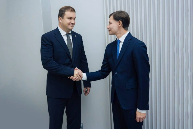 Губернатор Омской области Виталий Хоценко и генеральный директор Фонда развития территорий Василий Купызин | Источник: пресс-служба Фонда развития территорий