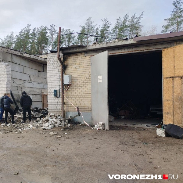 Повреждения получили и соседние гаражи | Источник: Дмитрий Волгин / Voronezh1.ru