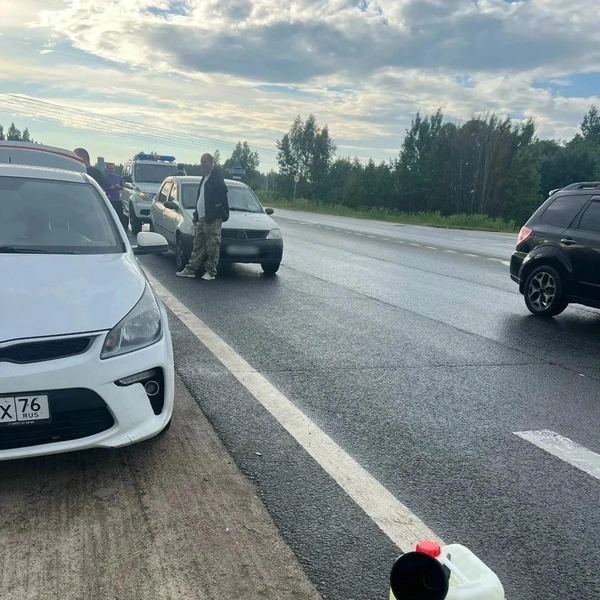 Продавцы зазывали автомобилистов на дороге | Источник: «Жесть Ярославль» / MAX