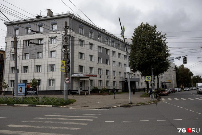 В здании на улице Советской, 69 расположился правительственный квартал&nbsp;— здесь сидят чиновники нескольких министерств | Источник: Александр Куренной / 76.RU