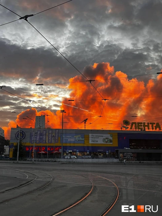 Дым видно из разных точек города | Источник: читатель E1.RU