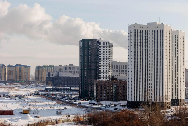 Рядом возвышаются дома ЖК «Ситион». Их построили рядом с Судостроителем | Источник: Ирина Шарова / 72.RU