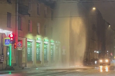 В Петербурге возник стихийный фонтан высотой с пятиэтажный дом
