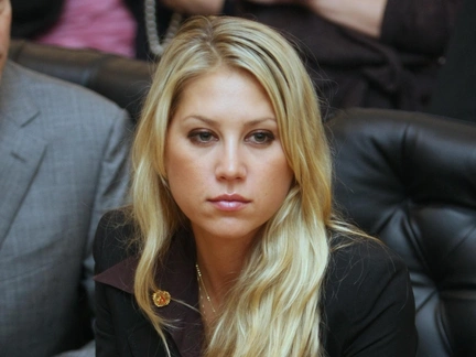 Желтая уточка в окружении детей-тыкв: беременная четвертым Анна Курникова скрыла живот под нелепым костюмом