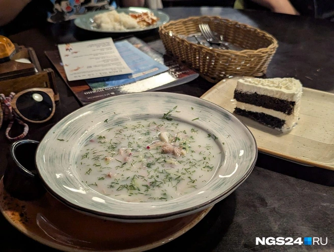 По мнению корреспондента, эта окрошка на айране — самая вкусная! | Источник: Мария Ленц / NGS24.RU