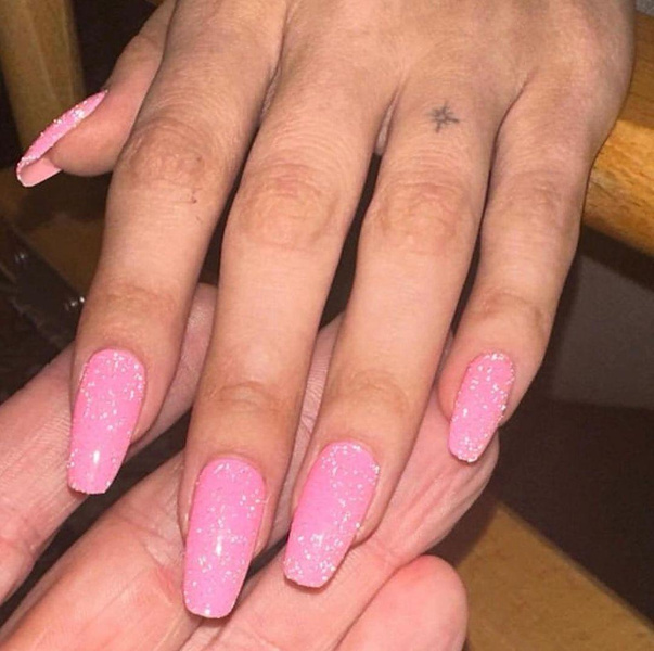 Розовый маникюр: Селена Гомес показала дизайн ногтей в стиле Барби на Хэллоуин 2023