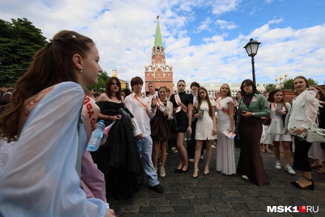 Первая колонна выпускников двинулась к Кремлю | Источник: Артем Устюжанин / MSK1.RU