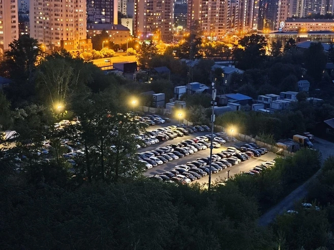 Вечером временная стоянка полностью заполнена, свободных мест нет. | Источник: читательница E1.RU Александра