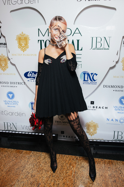 Бузова в прозрачном платье, Тодоренко в кукольном наряде, Кока — в ажурных чулках: звезды на премии Topical Style Awards 2021