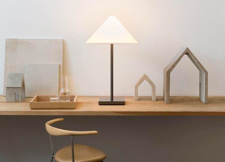 Лампа на рабочем столе Джона Поусона, Лондон. Из проекта Logo Lamp Life к миланской выставке 2016 года. | Источник: Беппе Бранкато