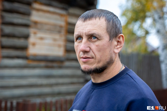 Эдуард&nbsp;— художник и скульптор по дереву | Источник: Владислав Лоншаков / E1.RU