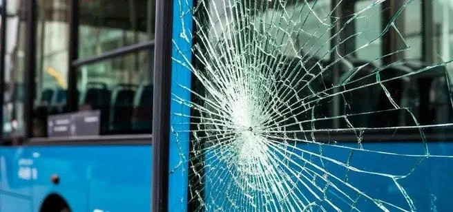 Полиция задержала водителя «Ягуара» после выстрела в автобус на Наличном мосту | Источник: «Фонтанка.ру»