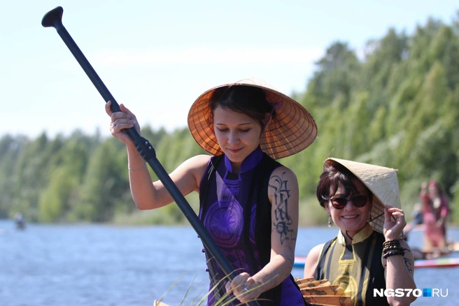 Две дамы в этнических костюмах плавали на одной доске  | Источник: Варвара Фролова / NGS70.RU