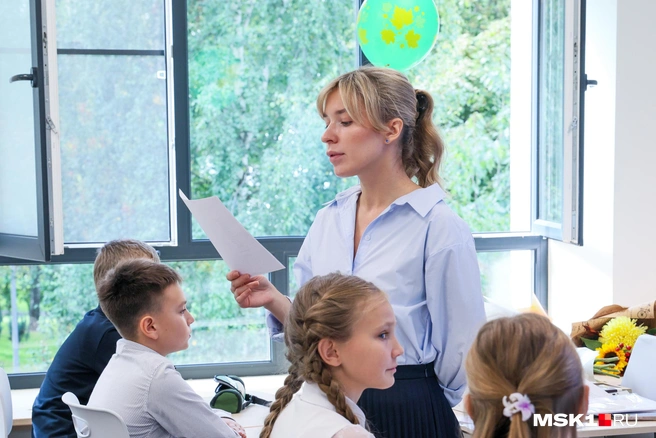 Учителя медленно, но неуклонно бегут из школ | Источник: Артём Устюжанин / MSK1.RU