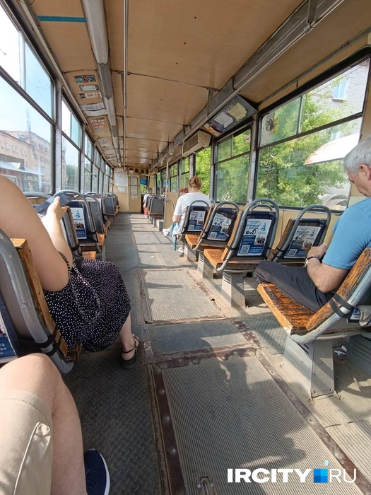 В вагоне были открыты все окна, а еще потоки холодного воздуха поддували со стороны тепловой завесы над дверьми | Источник: Даниил Конин / «ИрСити»