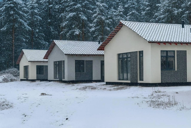 За городом уже наступила настоящая зимняя сказка | Источник: резиденция «Лесная история»
