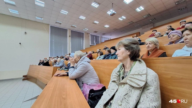 Жители на встрече с руководителями КГУ | Источник: Александр Лисихин / 45.RU