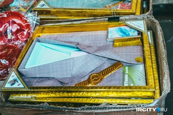 Вот такие наборы, в которых есть и одежда, и муляжи дорогих, даже роскошных вещей, отправляют в костер. Считается, что мертвый человек всё это получит на том свете и будет радоваться