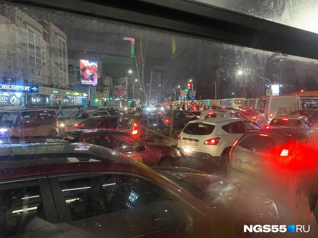 Дольше всего приходится стоять на повороте к «Кристаллу» | Источник: Читатель NGS55.RU