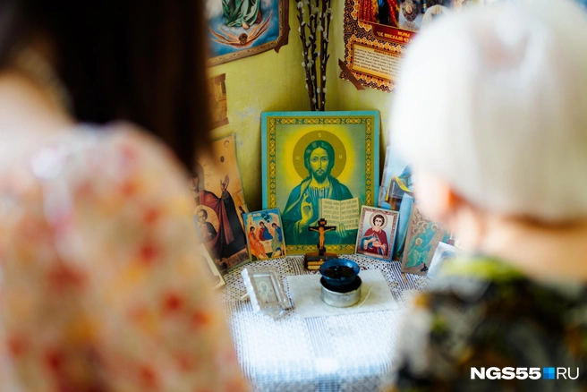 Сейчас в доме остались преимущественно картонные или ламинированные иконки | Источник: Кирилл Башинский / NGS55.RU