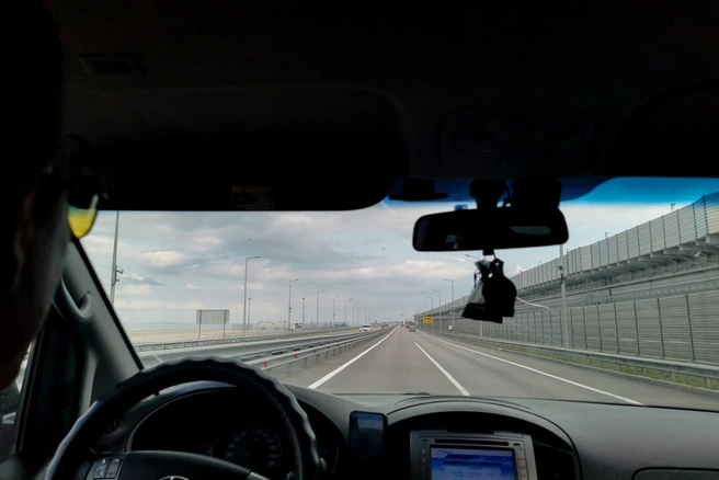 Перед Крымским мостом — очередь на четыре часа: машин уже больше трех тысяч | Источник: Евгений Вдовин / 161.RU
