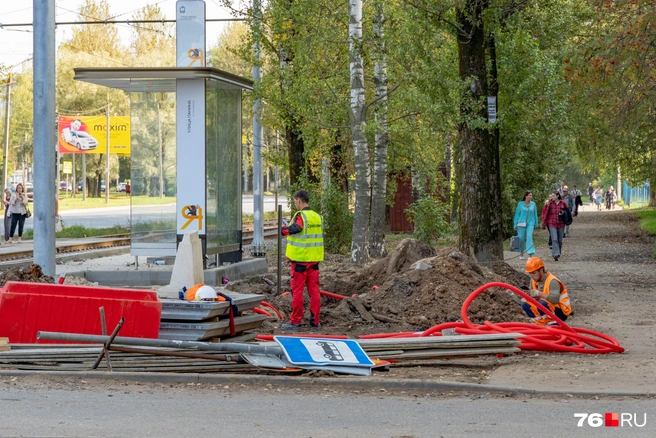 Одна из задач&nbsp;— вовремя благоустроить остановки | Источник: Кирилл Поверинов / 76.RU
