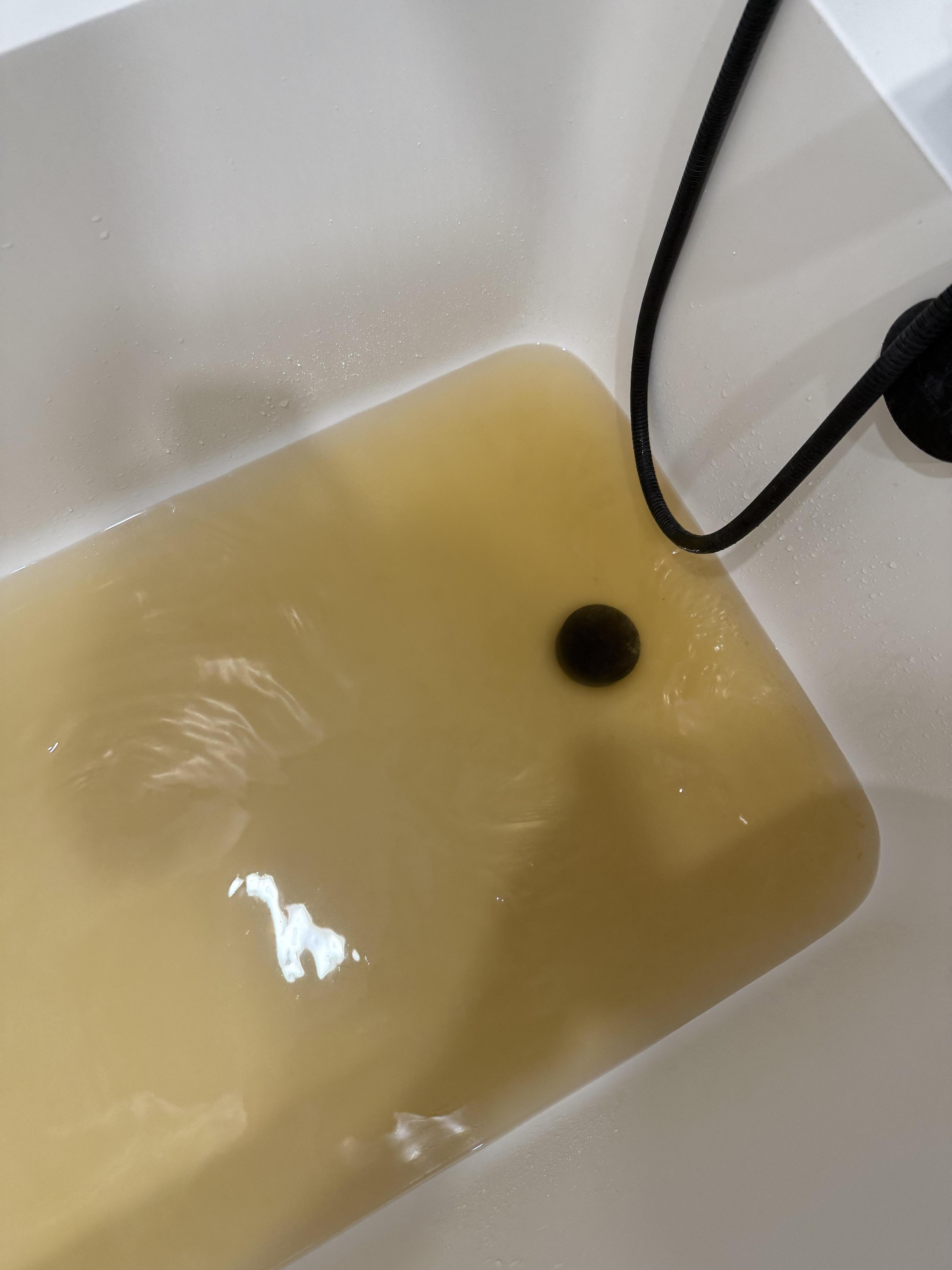 Из кранов челябинцев полилась холодная вода, похожая на молоко