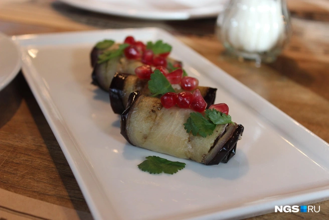 Рулетики из баклажанов часто можно встретить в меню ресторана, но приготовить блюдо дома совсем не сложно | Источник: Станислав Соколов / NGS.RU