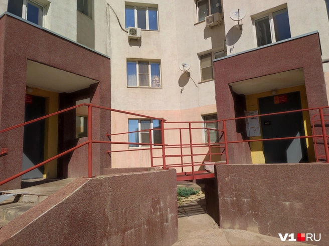 Подъезды, где жили пострадавшие автолюбителя, расположены друг напротив друга | Источник: Денис Гусаков / V1.RU