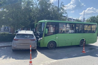 Тюмени пьяный водитель автобуса въехал в припаркованное авто