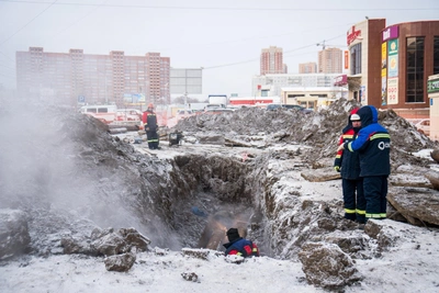 Улицу в Кемерове затопило, автобусы пустили в объезд