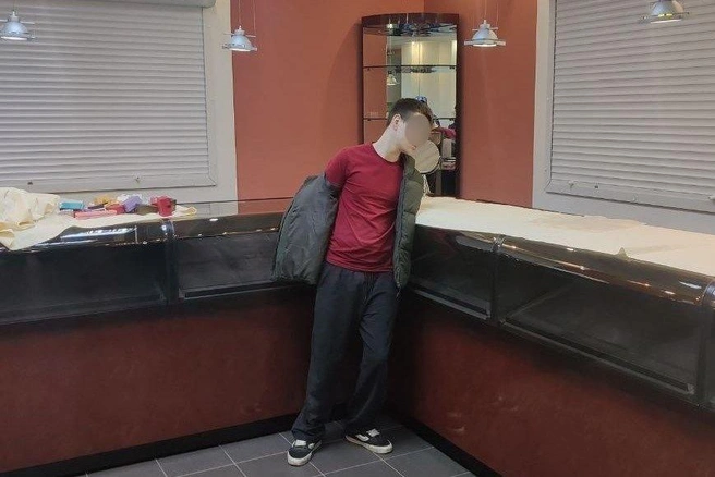 Разбил стекло и спрятался за витриной. В Невском районе задержали юношу, пробравшегося в ювелирный магазин  | Источник: Канал Главного управления Росгвардии по Санкт-Петербургу и Ленинградской области.