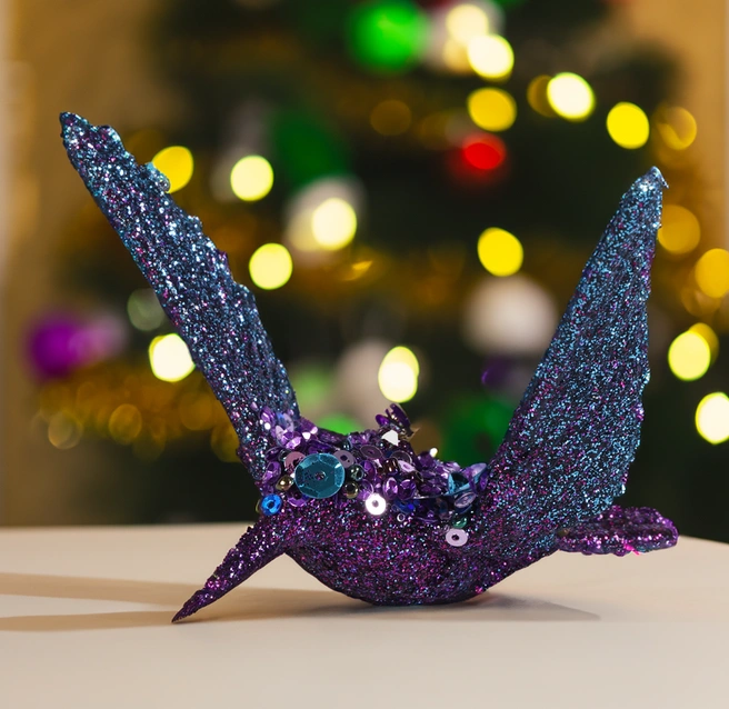 Блестящая птичка на елку | Источник: lenta.com