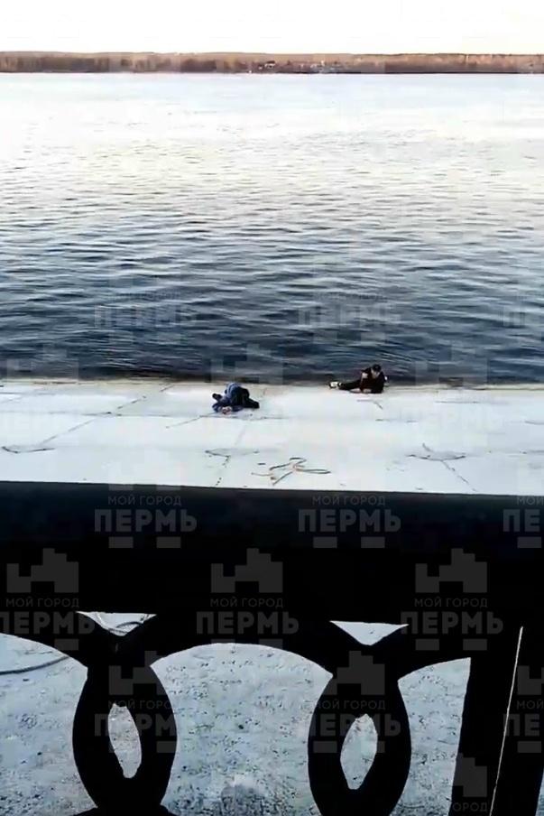 «Плита уходит в воду, зацепиться не за что». У Перми I прохожий спас мальчика из Камы — героя хотят…